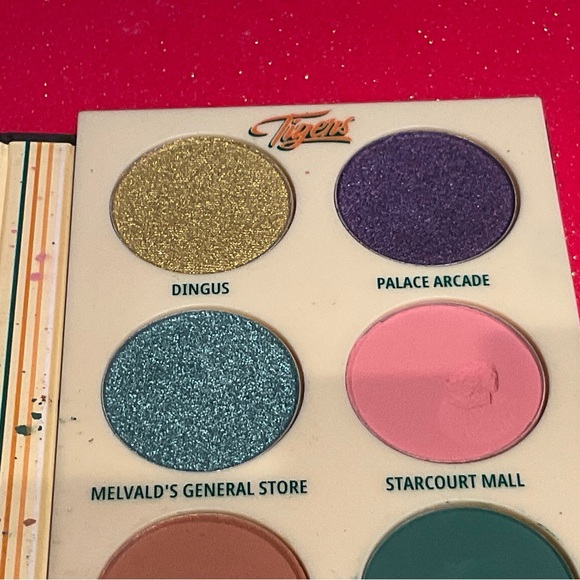 M·A·C X STRANGER THINGS Hawkins Class of 1986 Eye Palette - Picture 10 of 15